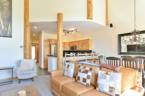 Smart TV, fireplace - Elk Ridge Retreat Townhome: Private Hot Tub & Pool Access (Breckenridge)