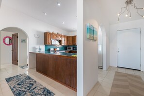 Kjøleskap, ovn, kokeplater og kaffetrakter/tekoker