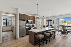 Kjøleskap, mikrobølgeovn, ovn og kokeplater