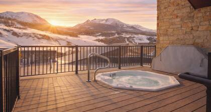 Skywalk Flats Mountainview Condo: Downtown, Rooftop Hot Tubs