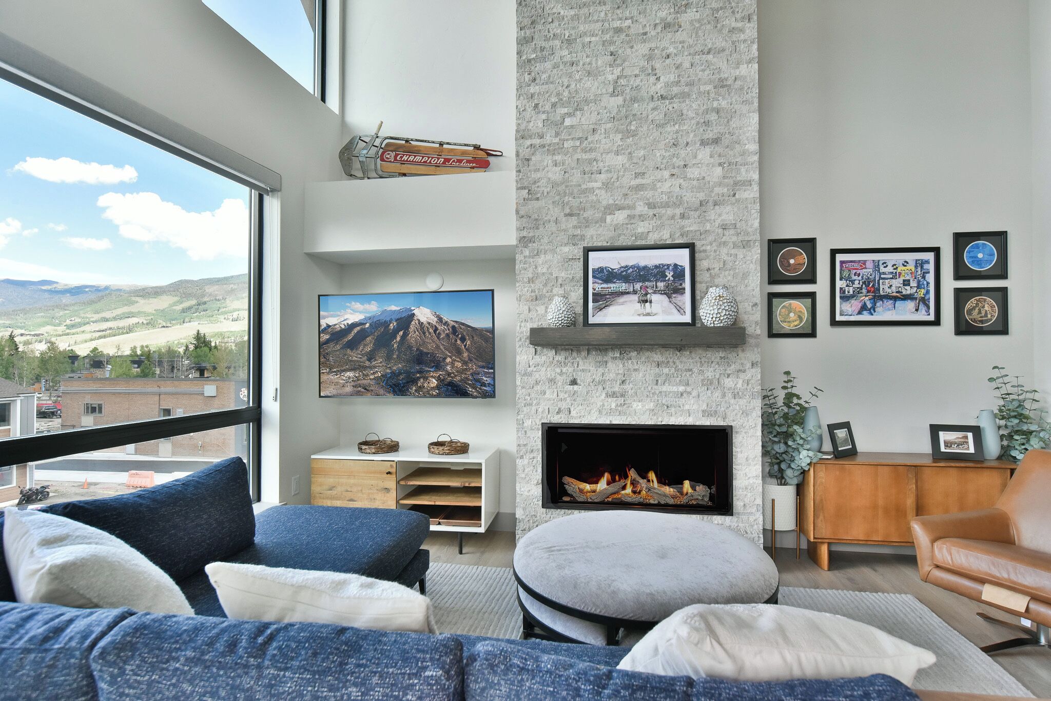 Smart TV, fireplace