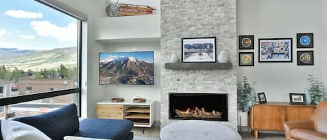 Smart TV, fireplace