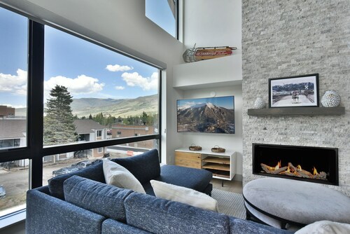 Skywalk Flats Downtown Condo: Mountain Views, Rooftop Hot Tubs