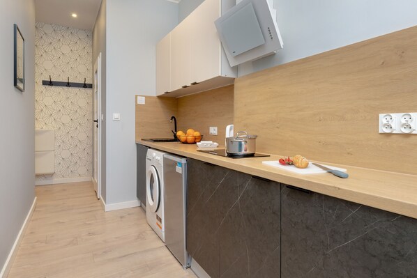 Cookware/dishes/utensils - Cozy Studio Seredyńskiego by Renters (Gdansk)