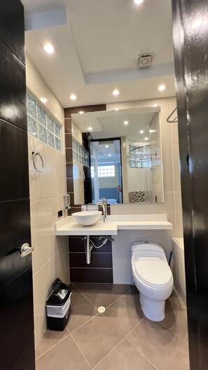 Habitació doble Deluxe, diversos llits | Bany | Articles de tocador gratuïts 