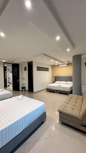 Habitació doble Deluxe, diversos llits | Escriptori, espai de treball apte per a portàtils i wifi gratuïta 