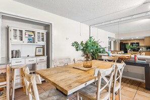 Dining - 408- Beautiful Beachfront Condo with Free beach service (Destin)