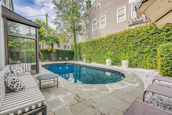 حمّام سباحة مُدفَّأ