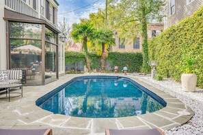 حمّام سباحة مُدفَّأ