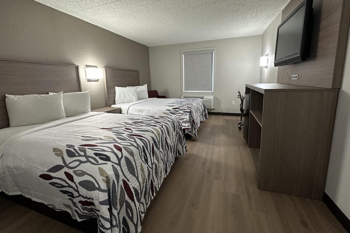 Deluxe Room, 2 Katil Kelamin (Double), Non Smoking | Meja, ruang kerja komputer riba, langsir/tirai gelap terus 
