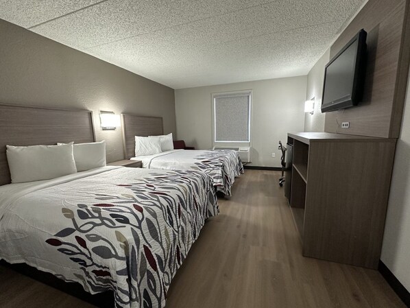 Kamar Deluks, 2 Tempat Tidur Double, Bebas Asap Rokok | Meja kerja, ruang kerja ramah laptop, dan tirai kedap cahaya