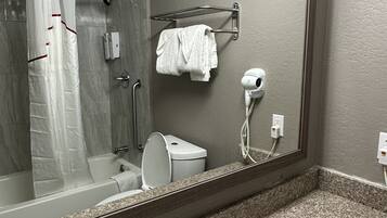 Chuveiro/banheira combinados, secador de cabelo, toalhas de banho