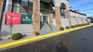 A building with a red and green banner advertising Red Roof Inn and HomeTowne Studios. - Red Roof Inn Richmond, VA – W Broad St (Richmond)