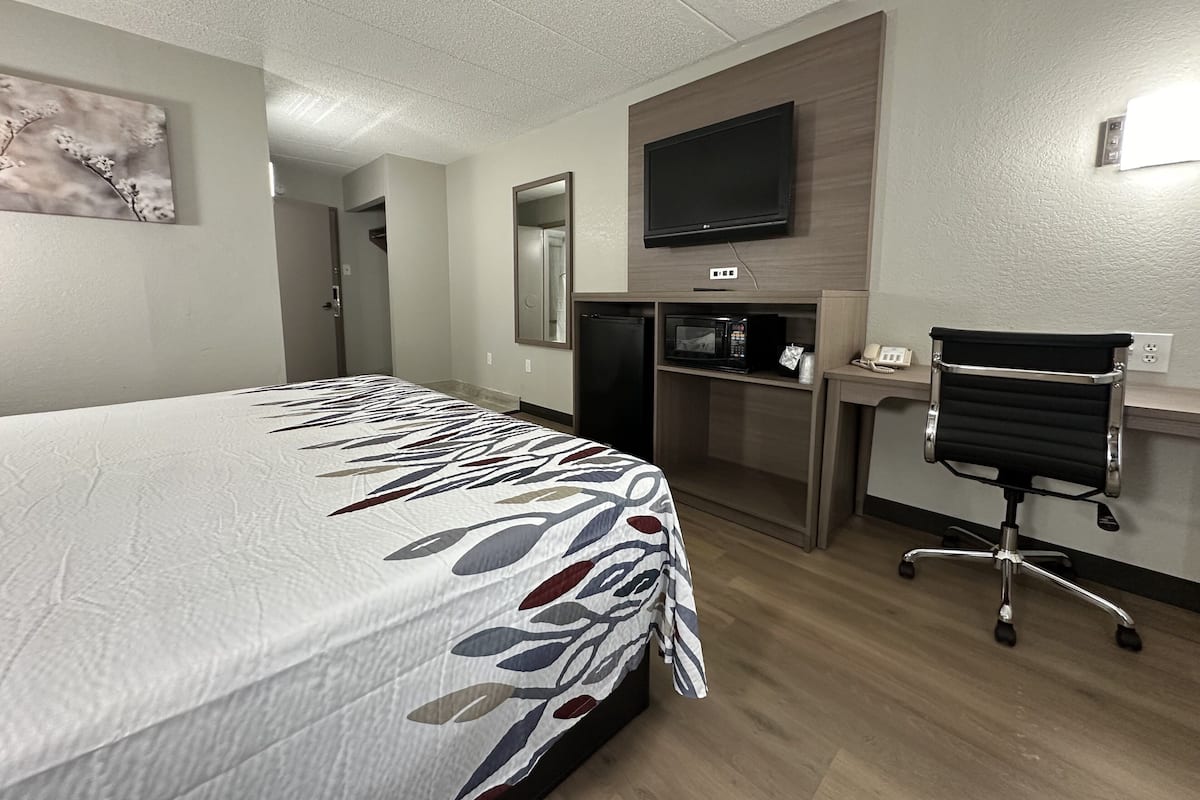 Chambre Deluxe, 1 très grand lit, accessible aux personnes à mobilité réduite, non-fumeurs | Bureau, espace de travail pour ordinateur portable, rideaux occultants