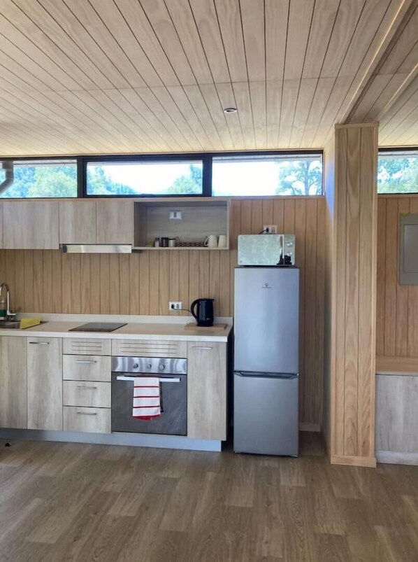 Kühlschrank, Mikrowelle, Ofen, Wasserkocher