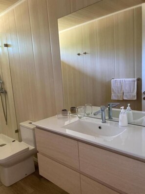 Shower, hair dryer, towels, soap - Moderna, Acogedora y con río (Pucon)