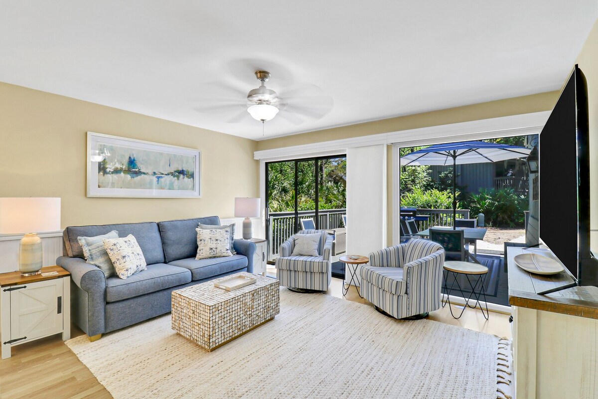 Wonderful 2 bed 3 bath villa steps away from community pool and beach.