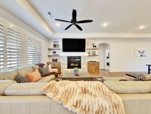 Smart TV, fireplace