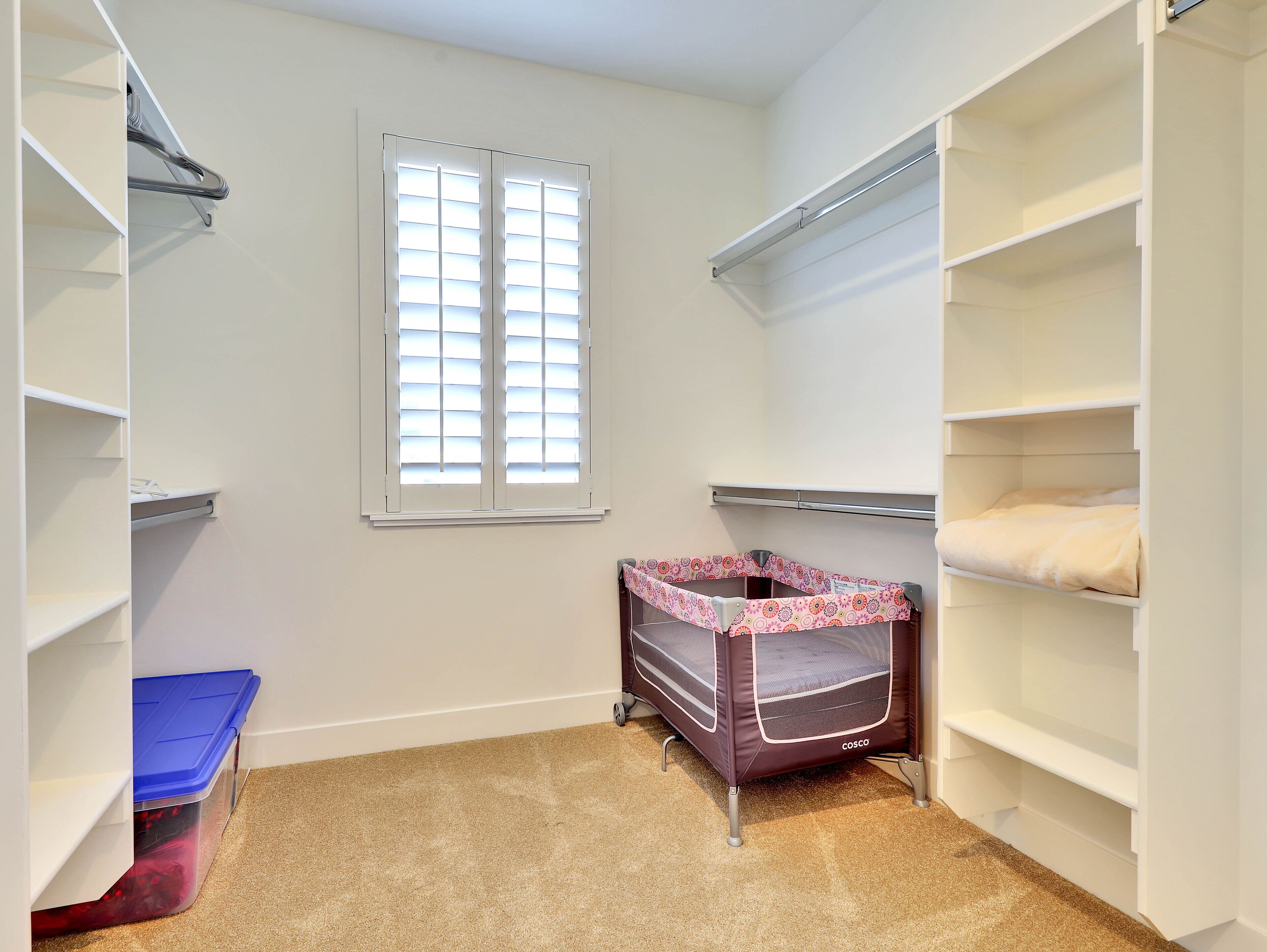 4 habitaciones, tabla de planchar con plancha y cuna de viaje 