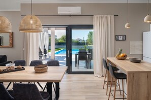 In-room dining - Villa Mareta (Razanac)