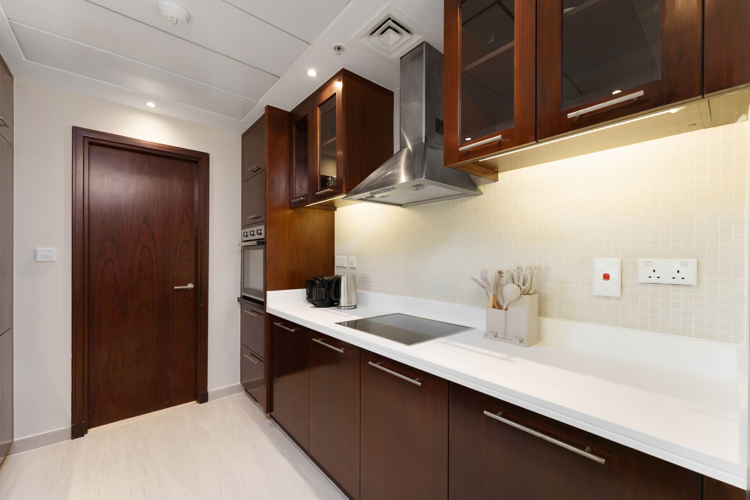 Een koelkast, een microgolfoven, een oven, een vaatwasser