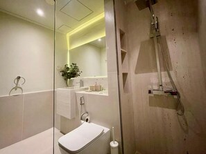 Shower, hair dryer, towels - Modern Beach Living in the Heart of Dubai Marina (Dubai)