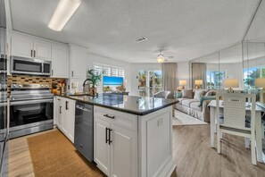 Een koelkast, een microgolfoven, een oven, een kookplaat