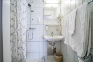 Basic-Dreibettzimmer | Badezimmer | Haartrockner