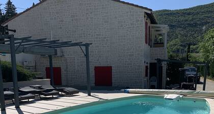 La maison des Lavandes en DrÎme provençale parmi les lavandes et les vignes