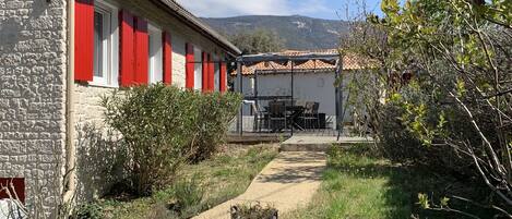 المنطقة المحيطة بالمنشأة