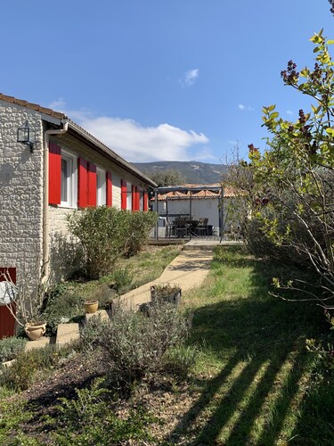 La maison des Lavandes en Drôme provençale parmi les lavandes et les vignes