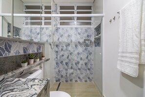 Shower, hair dryer, towels