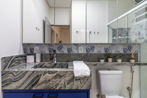 Shower, hair dryer, towels - LEO166-4 (São Paulo)