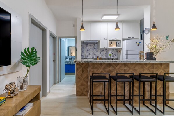 Refrigerador, microondas, horno, placa de cocina