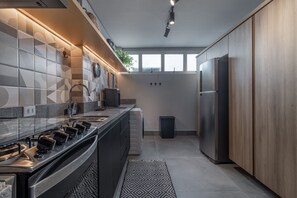 Fridge, microwave, oven, coffee/tea maker - Complete 2 bedroom apartment (São Paulo)