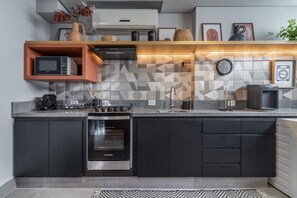 Fridge, microwave, oven, coffee/tea maker - Complete 2 bedroom apartment (São Paulo)