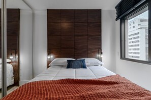 Tabla de planchar con plancha, wifi gratis, ropa de cama