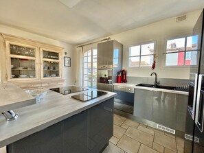 Kjøleskap, mikrobølgeovn, ovn og kokeplater