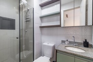 Regadera, secadora de cabello, toallas 