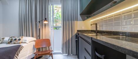 Planxa i posts de planxar, wifi gratuïta i roba de llit