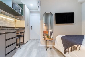 Tabla de planchar con plancha, wifi gratis y ropa de cama