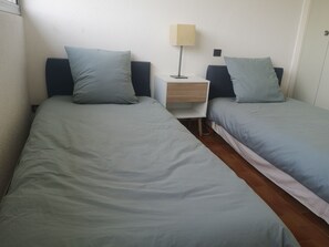 3 chambres, fer et planche à repasser, lit de bébé portatif