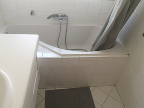 Sèche-cheveux, serviettes fournies, savon, shampoing