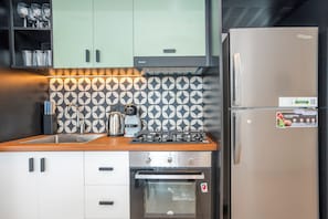 標準公寓 | 私人廚房 | 特濃咖啡機、電熱水壺、餐桌