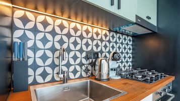 Departamento estándar | Cocina privada | Cafetera de espresso, tetera eléctrica y comedor