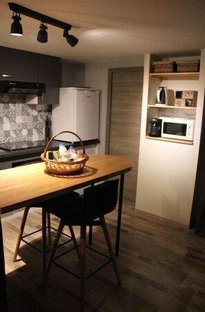 Réfrigérateur, four à micro-ondes, un four, surface de cuisson