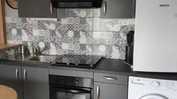 Een koelkast, een microgolfoven, een oven, een kookplaat