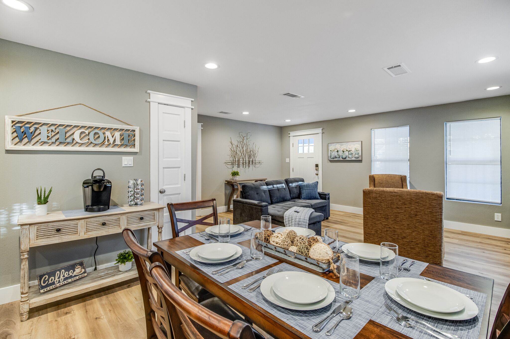 Cozy 3-bedroom house with a bathroom in every room. 2 minutes from the beach!!