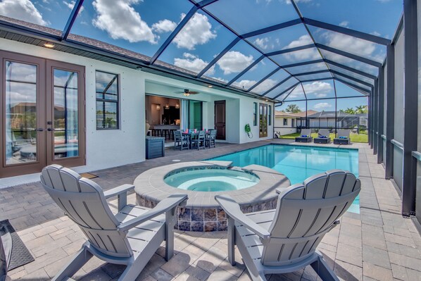 A heated pool - Superb 4 BR Villa with 2 master suites, heated pool, kayaks, pool table, bikes, fishing poles (Cape Coral)