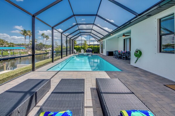 Een verwarmd zwembad